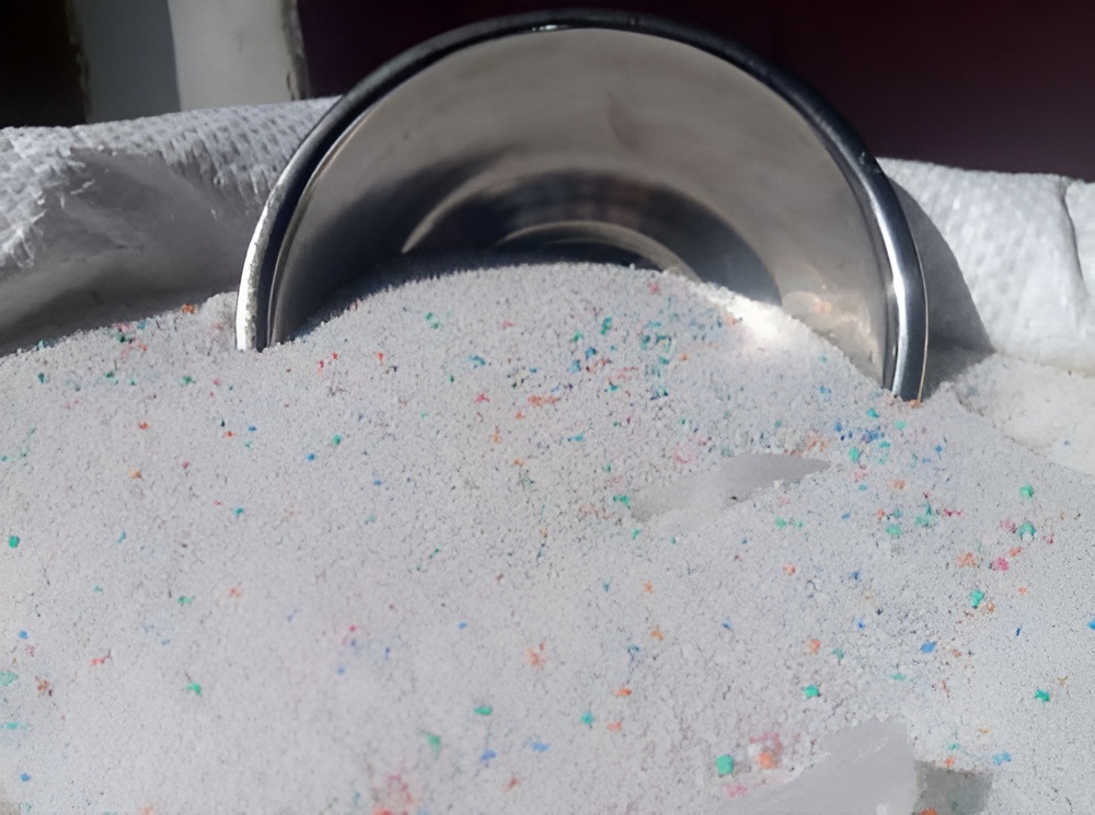 colored speckles in detergent powder